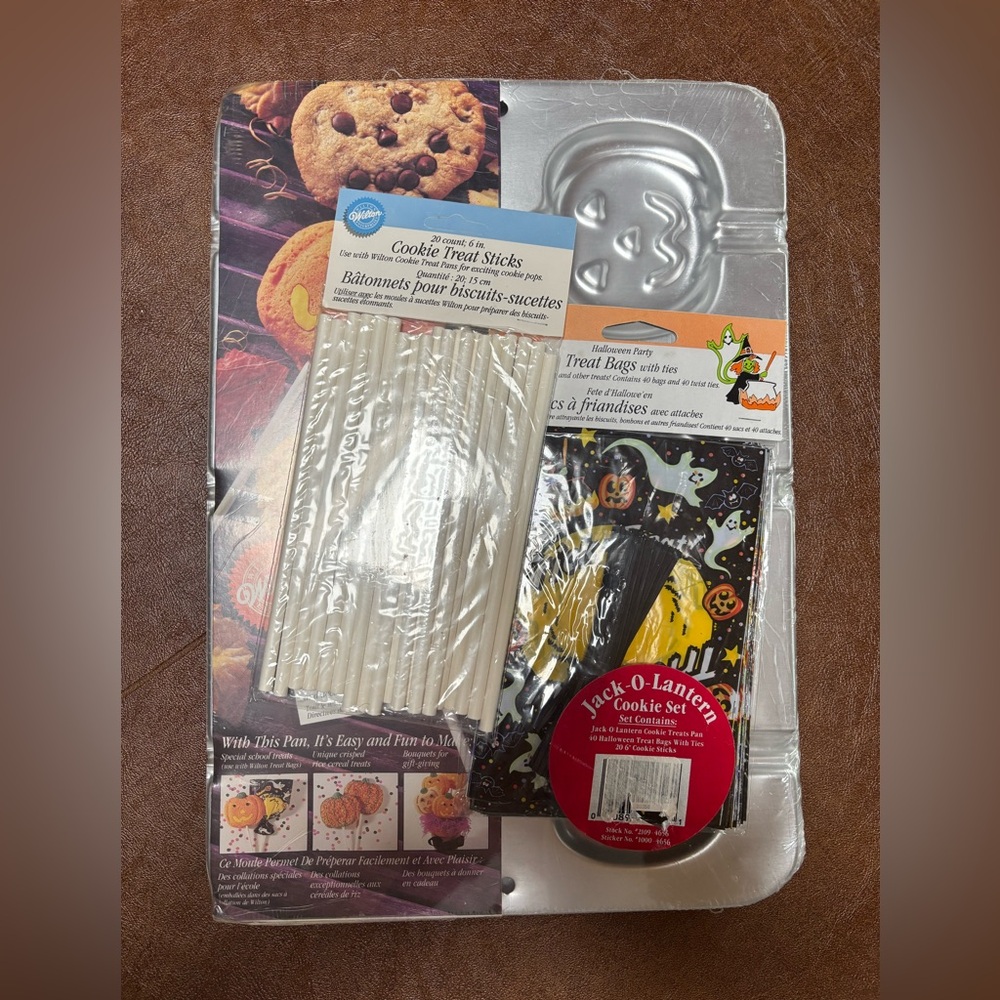 NWT Wilton Jack-O-Lantern Cookie Treat Set- 1 Pan Form, 20 Sticks, 40 Treat Bags